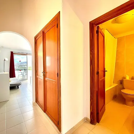Modern Apartment, Wifi, Pool, Beach, Tenerife South Lägenhet